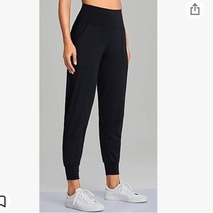 **NEVER WORN** Oalka Women’s High Waist Joggers with pockets